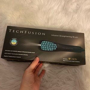 NWT Techfusion Straightening Brush w/ Serum ⚡️